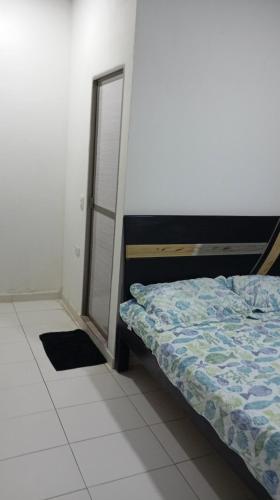 a bedroom with a bed and a mirror in it at Cabaña Rochy in Coveñas