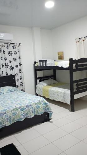 a bedroom with two bunk beds in a room at Cabaña Rochy in Coveñas