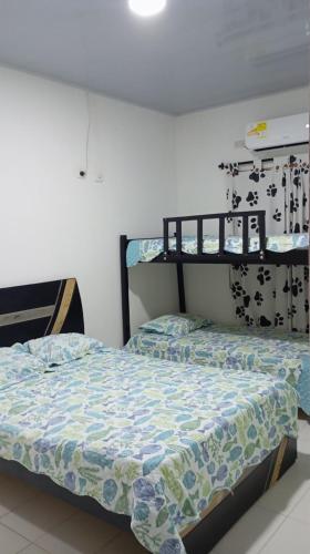 a bedroom with a bed and two bunk beds at Cabaña Rochy in Coveñas