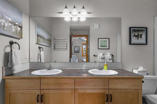 Koupelna v ubytování Modern Cabin Vibes with pool at The Lodges