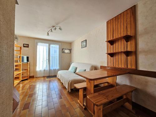 - un salon avec une table et un lit dans une chambre dans l'établissement Maisonette Ensoleillée Proche Plage à La Faute-sur-Mer – 4 Pers, Animaux Sur Demande - FR-1-476-21, à La Faute-sur-Mer