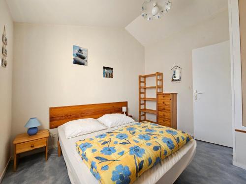 a bedroom with a bed with a yellow and blue blanket at Maisonette Ensoleillée Proche Plage à La Faute-sur-Mer – 4 Pers, Animaux Sur Demande - FR-1-476-21 in La Faute-sur-Mer