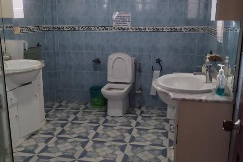 a bathroom with a toilet and a sink at Finca en el Quindío - Arrullo Cafetero in Quimbaya