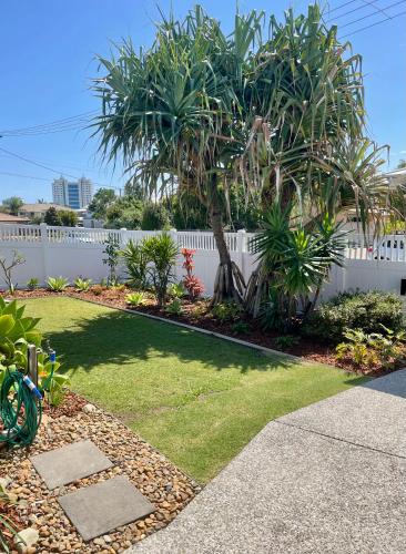 Renovated Beach House in the Heart of Mooloolabaにある庭