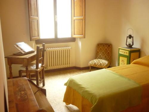 1 dormitorio con cama, escritorio y silla en San Zanobi Apartment, en Florencia