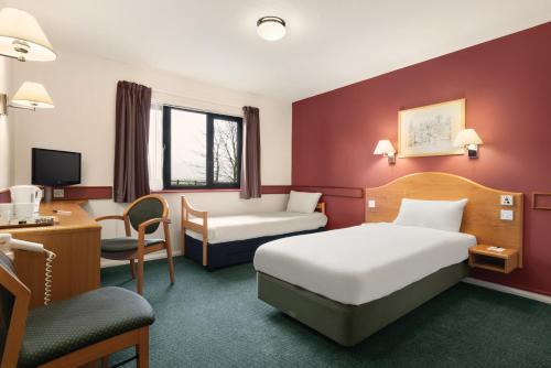 Ein Bett oder Betten in einem Zimmer der Unterkunft Days Inn Hotel Abington - Glasgow