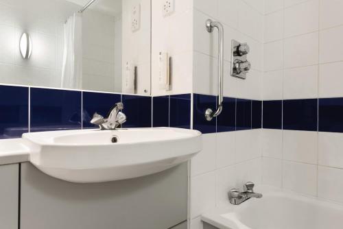 Ein Badezimmer in der Unterkunft Days Inn Hotel Abington - Glasgow
