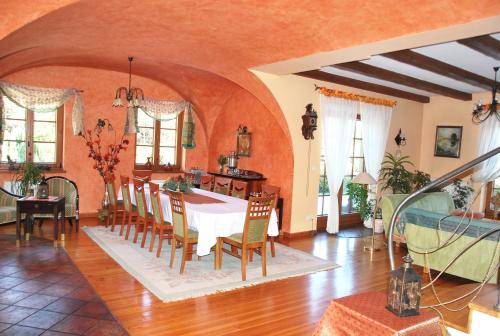 a dining room with a table and chairs at Pensjonacik Ogrody in Pierzchno