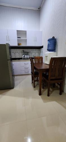 Η κουζίνα ή μικρή κουζίνα στο Villa Fia Batu