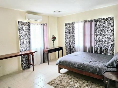 a bedroom with a bed and a desk and a window at Best 대저택 5룸 고급주택 단지 주택 단독사용 5룸 화장실 4개 대저택 in Agus