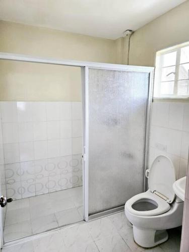 a bathroom with a shower with a toilet and a sink at Best 대저택 5룸 고급주택 단지 주택 단독사용 5룸 화장실 4개 대저택 in Agus