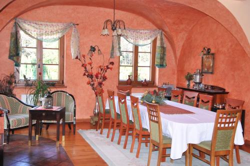 a dining room with a table and chairs at Pensjonacik Ogrody in Pierzchno