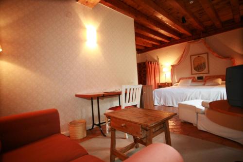 En eller flere senger på et rom på El Hotel De La Villa