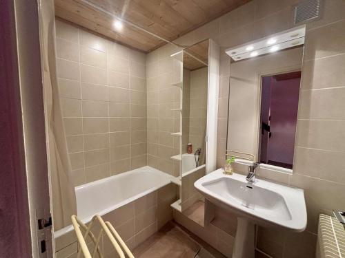 une salle de bain avec un lavabo et une baignoire dans l'établissement Studio 6 pers, 52m², skis aux pieds, parking, Alpe d'Huez - FR-1-405-364, à Huez