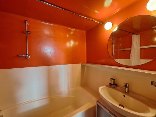 Ένα μπάνιο στο Appartement cosy 2 pièces 5 pers, balcon, Arc 1800 - FR-1-411-962