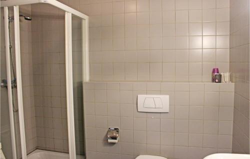 a bathroom with a shower and a toilet at 3 Bedroom Pet Friendly Home In Workum in Workum