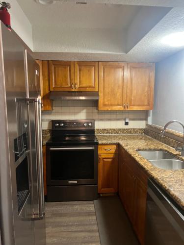 Η κουζίνα ή μικρή κουζίνα στο Cozy Haven with Premier Privacy 4 bedroom