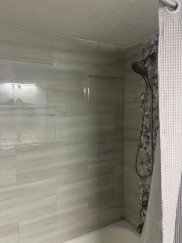 Ένα μπάνιο στο Cozy Haven with Premier Privacy 4 bedroom