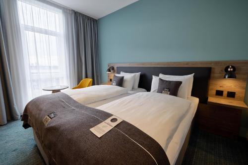 Postel nebo postele na pokoji v ubytování Holiday Inn - the niu, Loom Manchester North by IHG