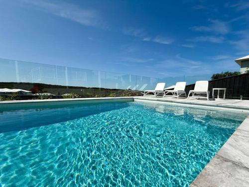 Πισίνα στο ή κοντά στο Aquila Beach Retreat