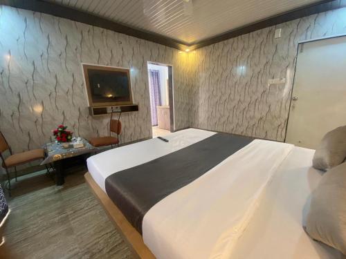 Postel nebo postele na pokoji v ubytování Hotel Golden Galaxy and Restaurant