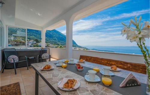 3 Bedroom Awesome Apartment In Makarska photo 2