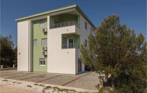 Three-Bedroom Apartment In Saldun
