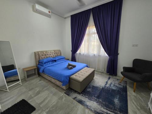 Кровать или кровати в номере Casa tiga homestay besut