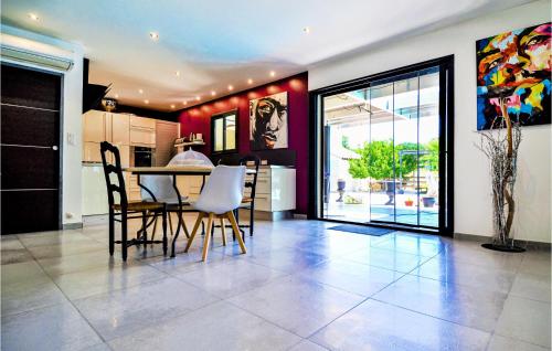 une cuisine et une salle à manger avec une table et des chaises dans l'établissement Beautiful Home In St Victor La Coste, à Palus