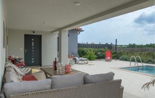 Πισίνα στο ή κοντά στο 2 Bedroom Pet Friendly Home In Barban