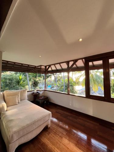 En eller flere senge i et værelse på Bintang Bali Resort