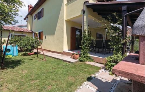 podwórko domu z huśtawką w obiekcie Stunning Home In Pula With Wifi w Puli