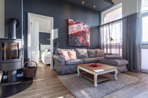 a living room with a couch and a coffee table at Ferienhaus Robbi ⇒ Urlaub am Meer in Wesselburenerkoog