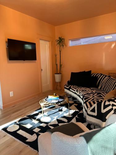 ein Wohnzimmer mit einem Sofa und einem Zebra-Teppich in der Unterkunft Modern, Remodeled Echo Park House-Walk to Sunset Blvd, Dodgers Stadium, Shops, Bars, Restaurants, Lake, Concerts in Los Angeles