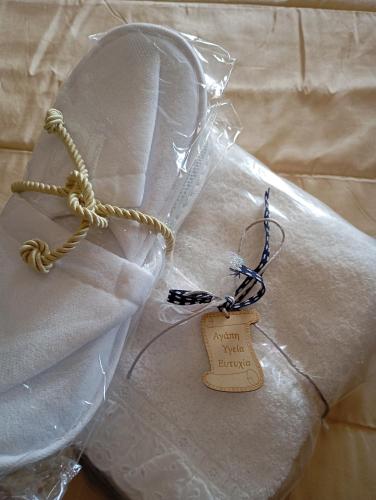 a bag with a tag on it with a rope at Casa da Sogno Elegant Studio in Nafpaktos