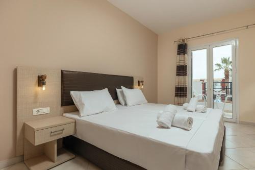 Postel nebo postele na pokoji v ubytování Yakinthos Hotel