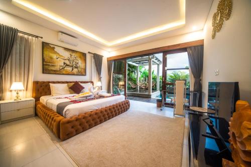 Un dormitorio con una cama grande y un balcón. en Alsava Villa and Suites Canggu, en Canggu