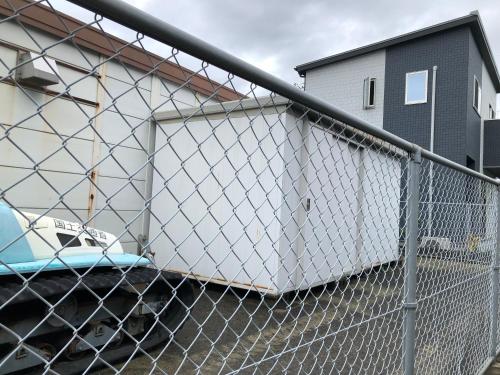 a chain link fence in front of a building at 智翔はうす 女性家主滞在民泊 5畳タイプ 予約後はメール確認願います トモカケハウス in Kumamoto