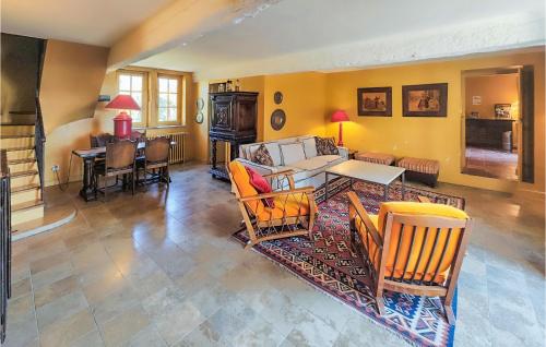 un salon avec un canapé, des chaises et une table dans l'établissement Beautiful Home In Villarzel-Du-Razès, à Villarzel-du-Razès