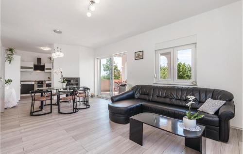 Kuchyňa alebo kuchynka v ubytovaní 4 Bedroom Amazing Apartment In Rijeka