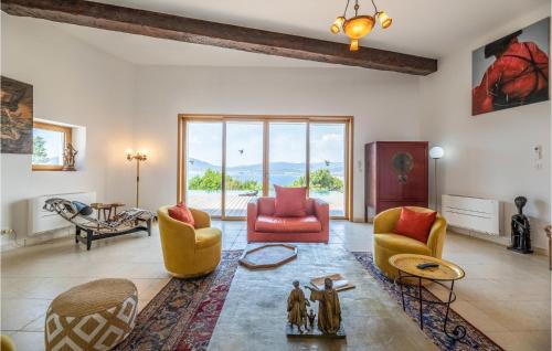 un salon avec des chaises jaunes et oranges dans l'établissement Lovely Home In Porticcio, à Porticcio