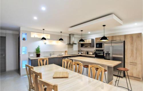 une cuisine ouverte avec une table et des chaises en bois dans l'établissement Stunning Home In Saint-Thomé With Wifi, à Saint-Thomé