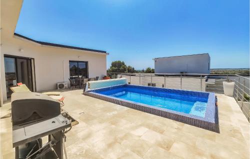 Der Swimmingpool an oder in der Nähe von Stunning Home In Portiragnes