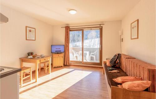 un salon avec un canapé, une table et une télévision dans l'établissement Awesome Apartment In Saint-Pancrace, à Saint-Pancrace