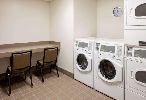 a laundry room with two washing machines and a counter at Hyatt House New Orleans Downtown in New Orleans