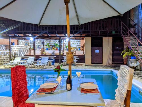 Bazén v ubytování Chez Tranquilllle hôtel nebo v jeho okolí