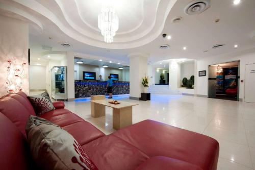Posezení v ubytování Ramada Resort by Wyndham Golden Beach