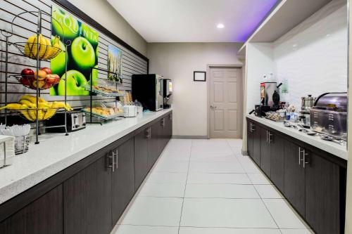 a kitchen with a counter with fruits and vegetables at La Quinta by Wyndham Dallas Mesquite in Mesquite