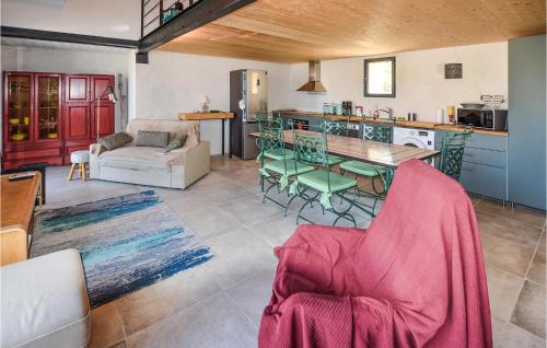 une cuisine et un salon avec une table et des chaises dans l'établissement Beautiful Home In Mollans-Sur-Ouvèze, à Mollans-sur-Ouvèze