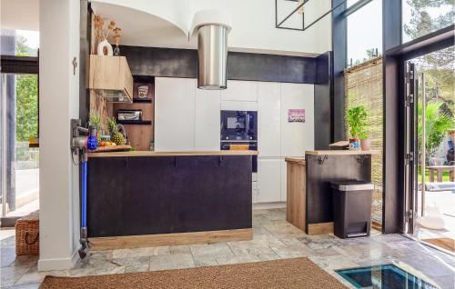 - une cuisine avec une grande île dans une chambre dans l'établissement Cozy Home In Gémenos With Wifi, à Gémenos